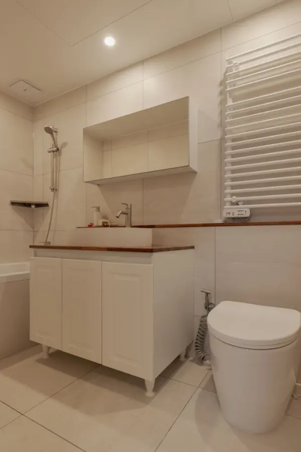 아이보리 톤의 따뜻한 펜트하우스 욕실